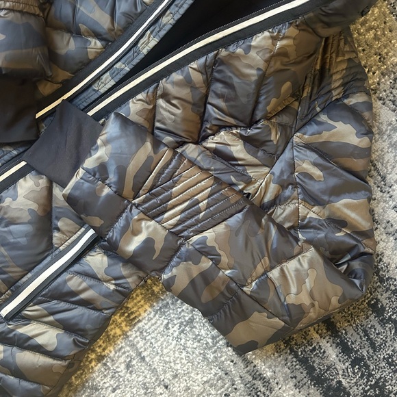 BLANC NOIR Camouflage Puffer Jacket With Reflective Detailing & Zip-Off Hood - Picture 11 of 15